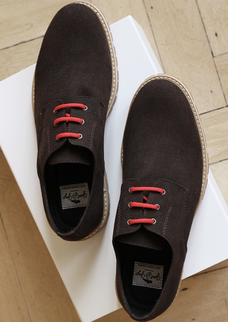 Chaussures en daim vegan marron