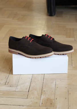 Chaussures en daim vegan marron